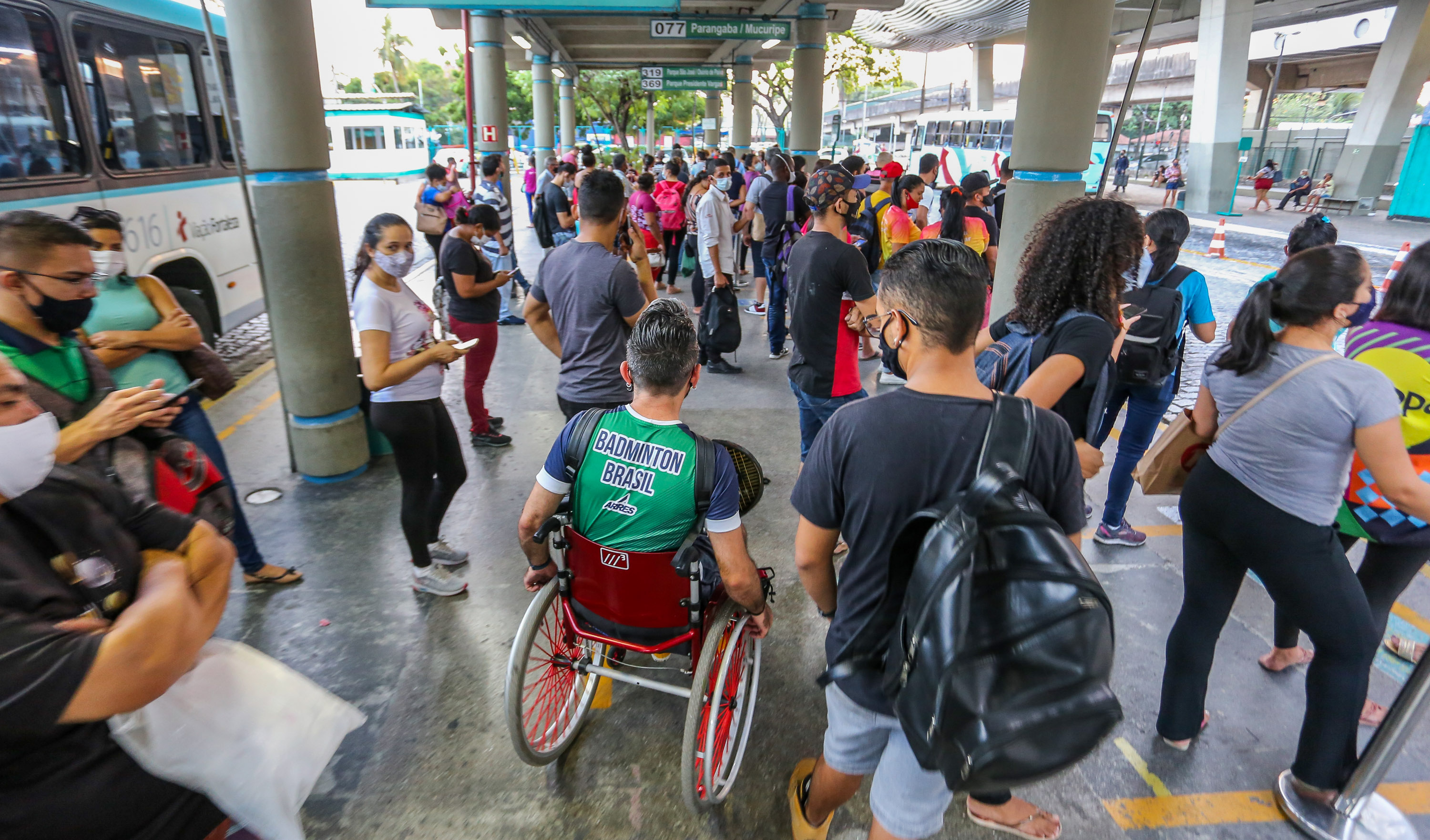 cadeirante numa plataforma do terminal de ônibus da parangaba